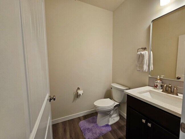 Building Photo - Spacious 4-bedroom Retreat