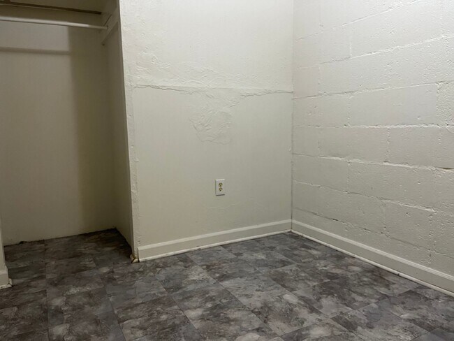 Building Photo - Large Affordable Basement Apartment