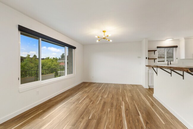 Building Photo - Newly Renovated 2BR/2BA Home with Private Balcony in Seattle