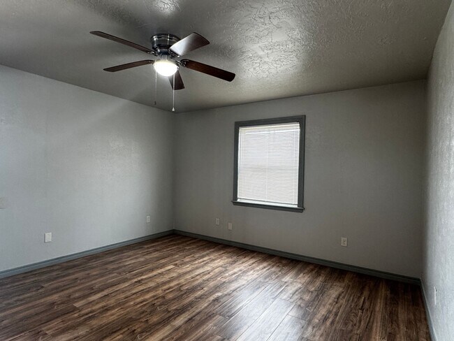 Building Photo - 505 Oak