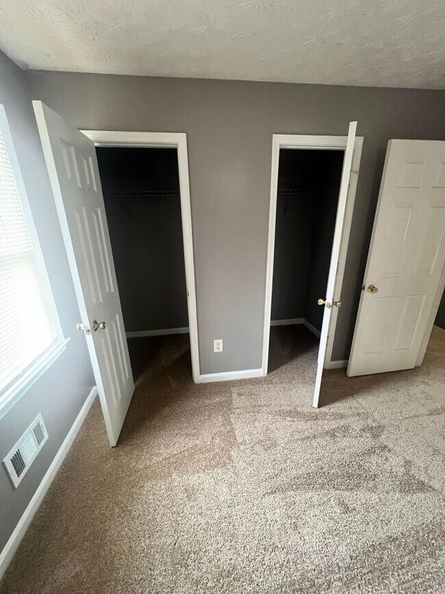 Building Photo - FINALLY a 2 bedroom 1.5 bath townhome available in Lawrenceville!