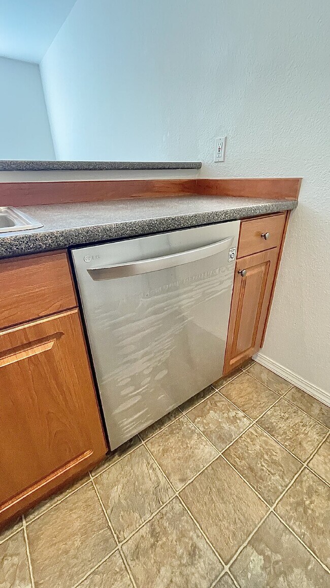 Building Photo - Serene Top-Floor Condo in Lake Forest Park...