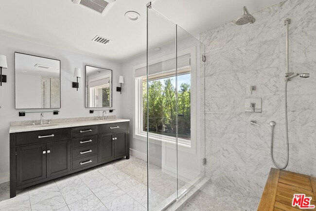 Building Photo - 9881 Beverly Grove Dr