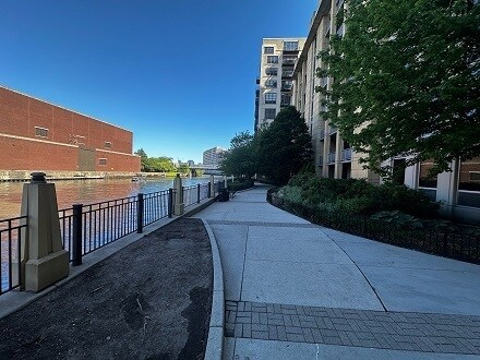 Building Photo - 720 N Larrabee St