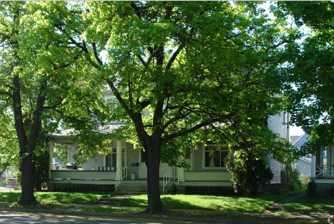 Building Photo - RENOVATED STUDIO WEST CENTRAL APARTMENT | HISTORIC BUILDING | PET FRIENDLY | AVAIL NOW