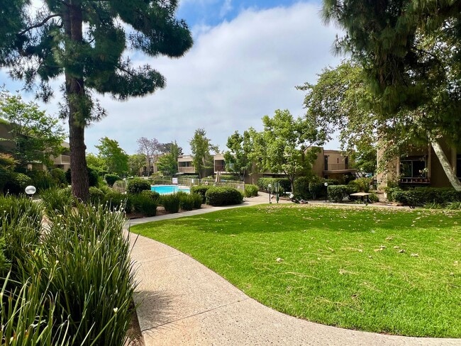 Building Photo - Beautiful Two Story 2Bd 1.5Ba Townhouse Ne...