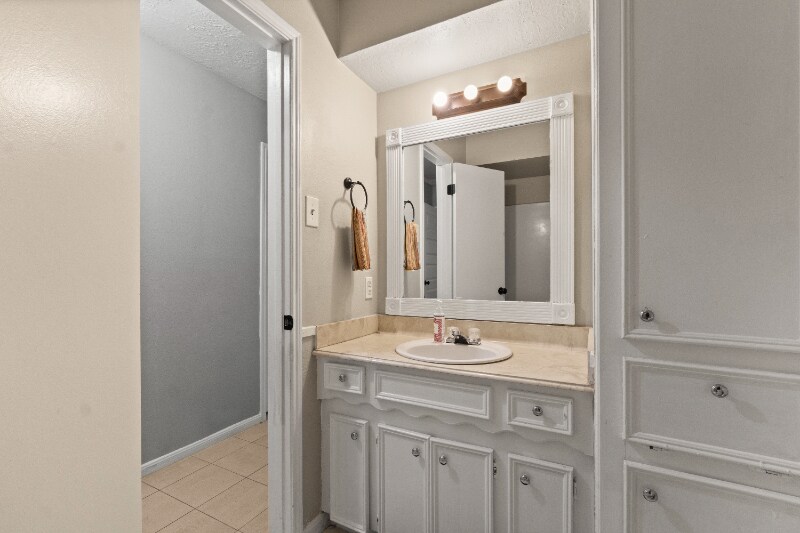 Building Photo - 25818 Leafywood Dr