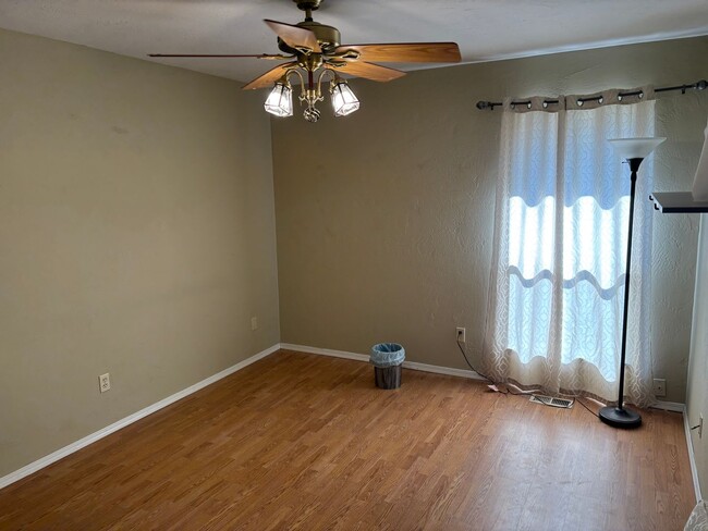 Building Photo - Large Home in Warr Acres, Putnam City Schools