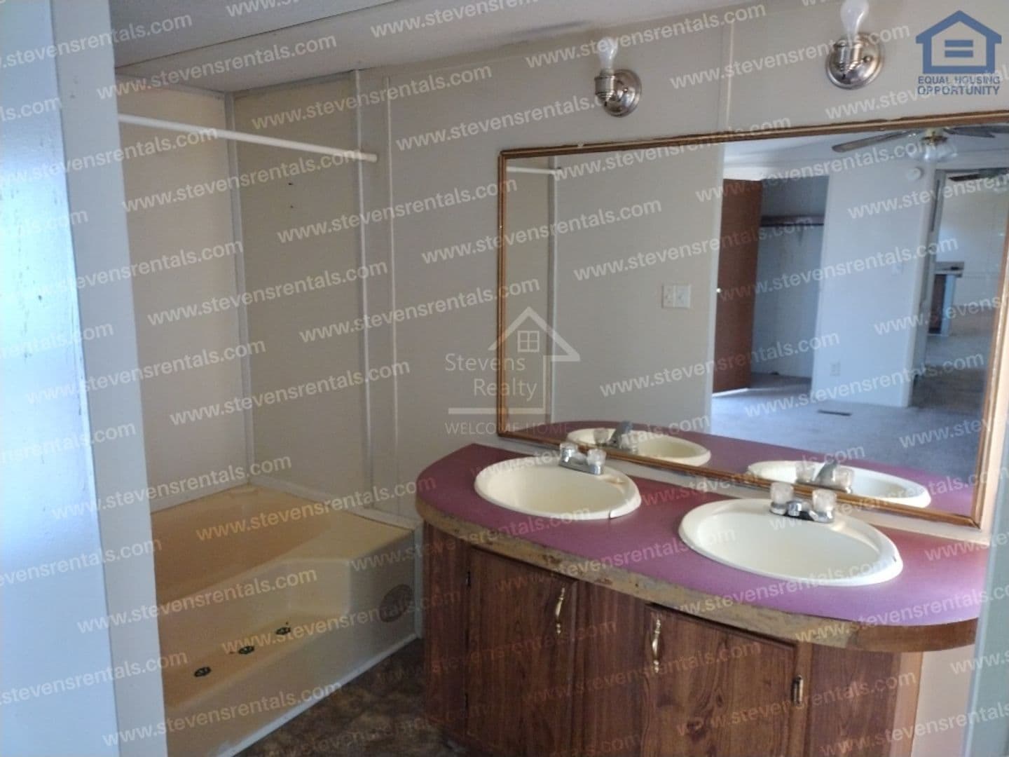 Building Photo - 211 Holly Berry Ln