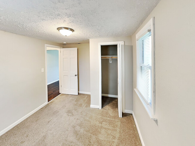 Building Photo - 14 Glenda Dr
