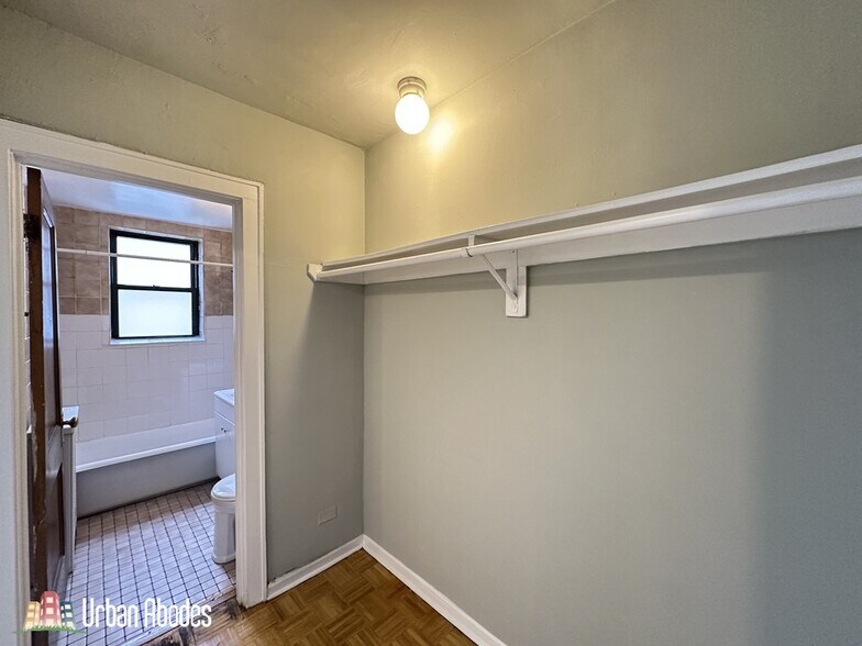 Building Photo - 727 W Belmont Ave