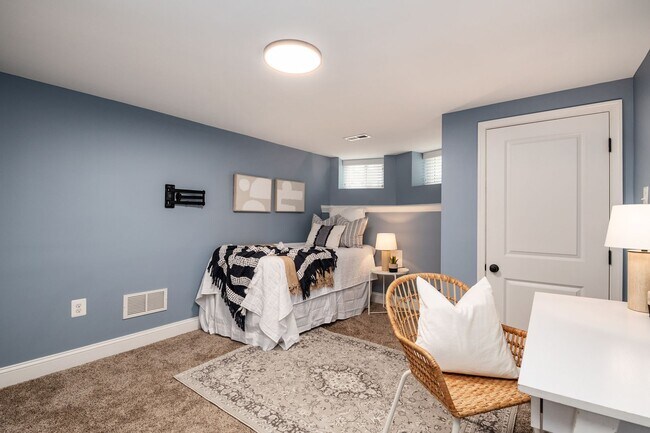 Building Photo - Gorgeous renovated home in Riverside Neigh...