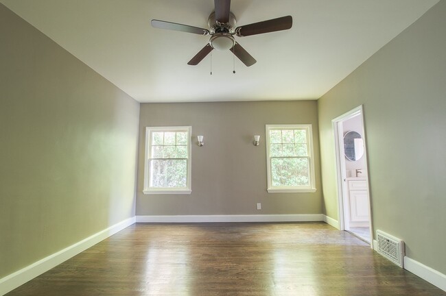 Building Photo - Amazing 3 bed 2.5 bath single family house...