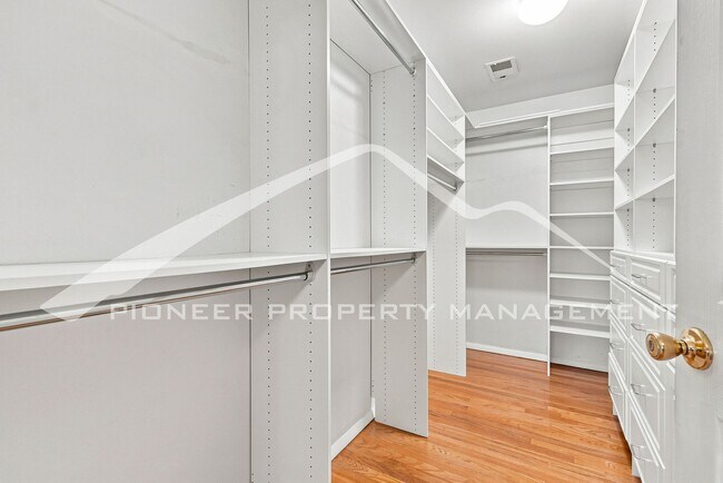 Building Photo - Stunning Home with Washer/Dryer and Gas Grill