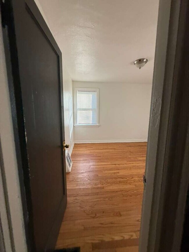 Building Photo - "Charming 3-Bedroom, 1 bath Riverview Retreat with Hardwood Floors & Unfinished basement!"  Ready...
