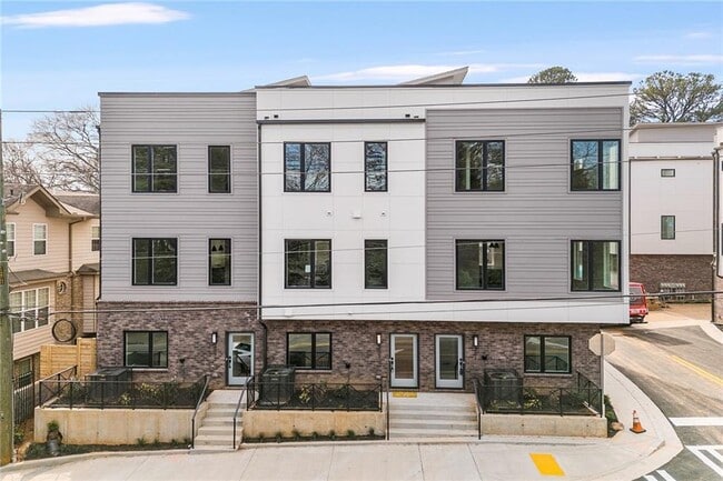 Building Photo - 1237 Memorial Dr SE