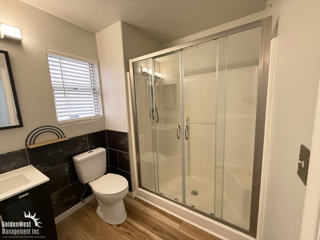 Building Photo - Beautifully Maintained 2Bdm 2Ba Two-story ...