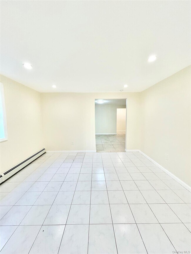 Building Photo - 164 Rossiter Ave