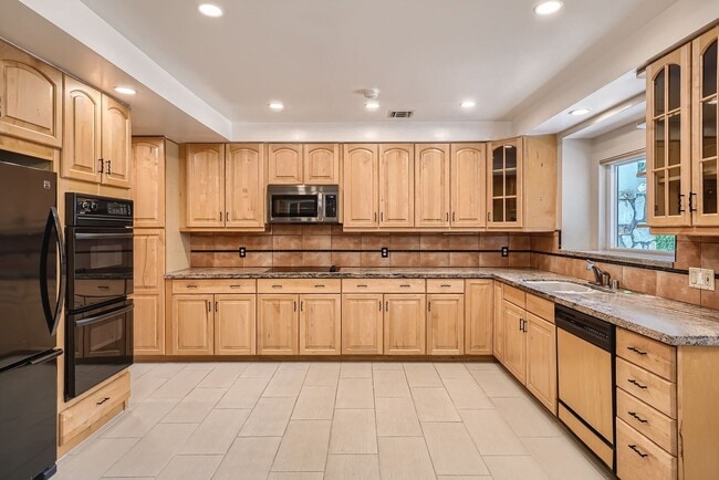 Building Photo - 3766 Willowcrest Ave