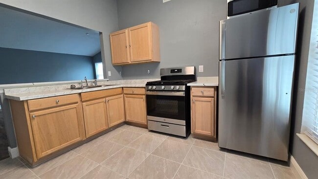 Building Photo - 333 Rollins Dr