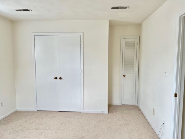 Building Photo - 2BD/1.5BA minutes from the Oceanfront!