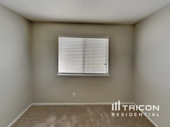 Building Photo - 5033 Golfridge Dr