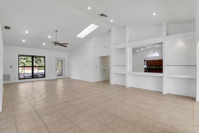 Building Photo - 14616 Autumn Ave