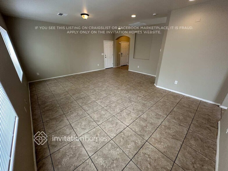 Building Photo - 1645 E Illini St