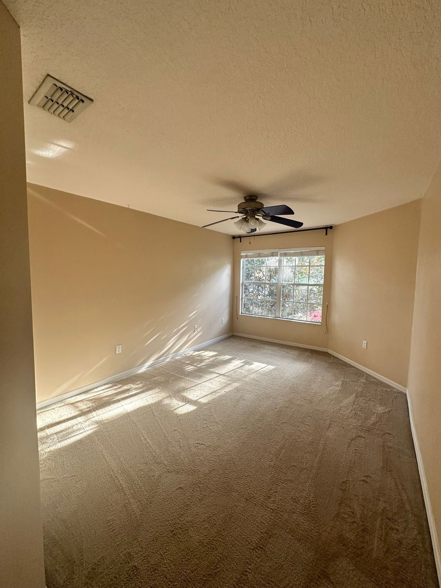 Front room $750 - 3650 Oakdale Cir