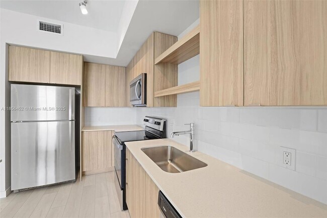 Building Photo - 555 NE 8th St