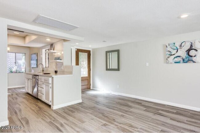 Building Photo - 2 E Loma Ln