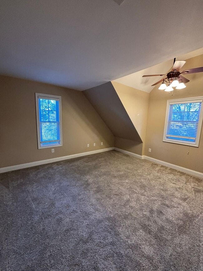 Building Photo - Freshly Renovated Dollhouse in Maryville!!