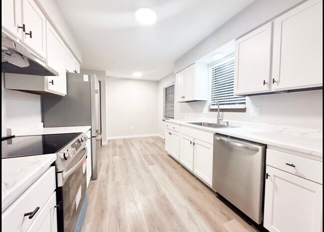 Building Photo - 2008 Juniper Dr