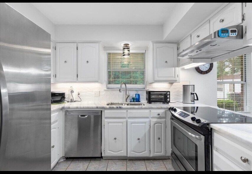 Building Photo - 1132 Kensington Ct