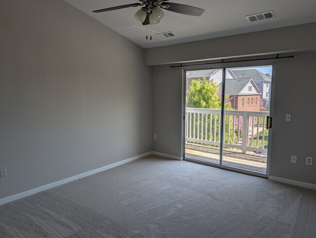 Building Photo - Bright Townhome Living in Convenient Leesburg Location