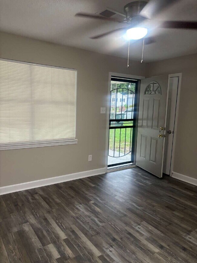 Building Photo - "Charming 3-Bed, 2-Bath Haven on Range Line Road – Your Memphis Retreat Awaits!"