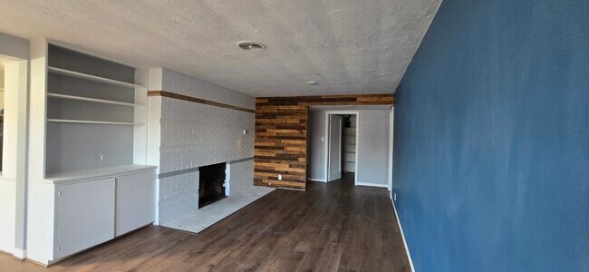 Building Photo - 1817 E Hillcrest Ave