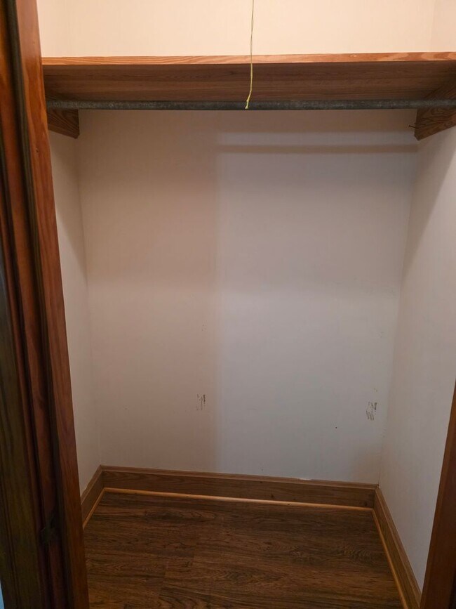 Building Photo - 3 Bedroom, 2 Bath home on a large lot with...