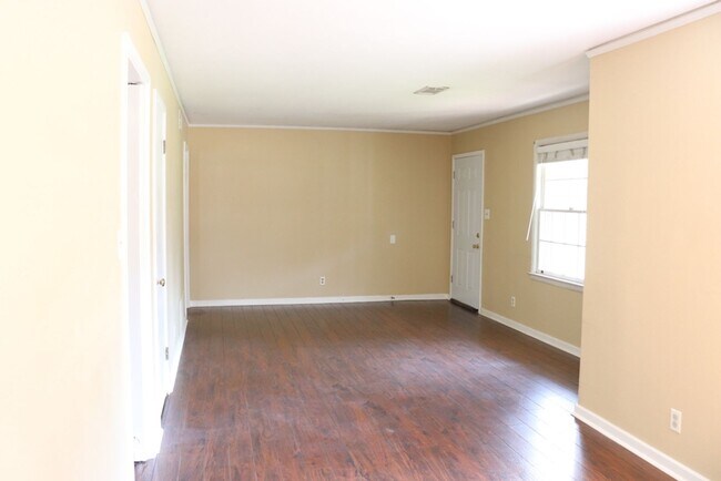 Building Photo - Charming 3-Bedroom + BONUS SUNROOM