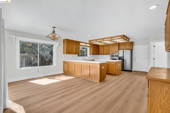 Building Photo - 5650 Edgeview Dr