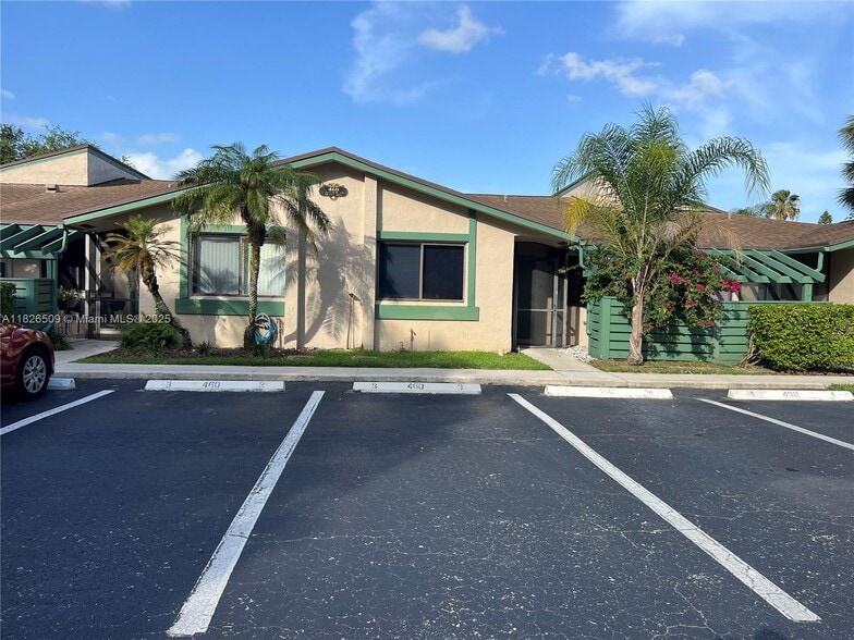 Primary Photo - 460 Lakeview Dr
