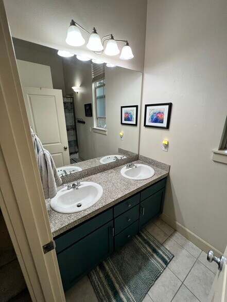 Building Photo - 3816 Winslow Pl N