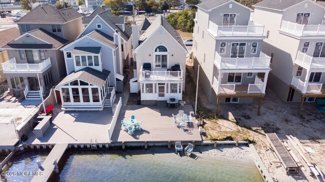 Building Photo - 116 Sunset Dr N