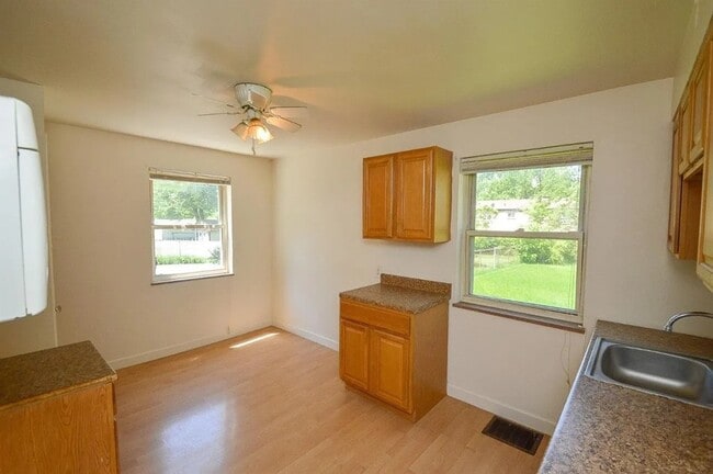 Building Photo - 6921 Pin Oak Dr