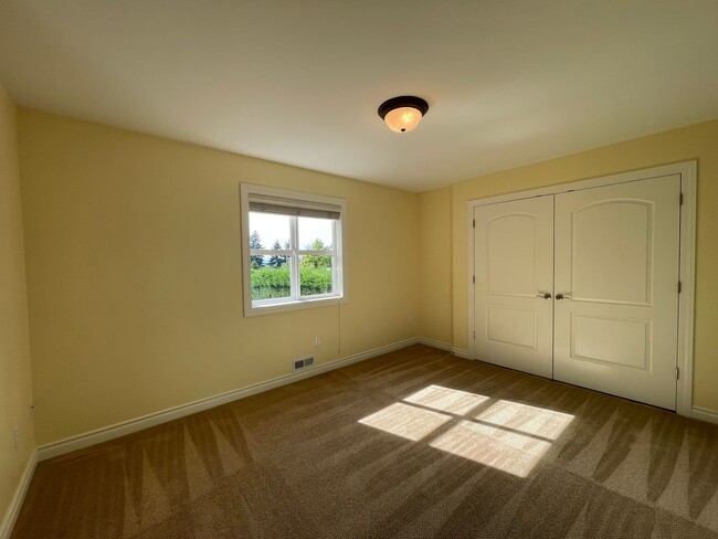 Building Photo - Spacious 5-Bedroom Home with Cascade & Val...