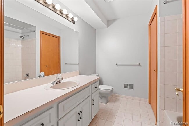 Building Photo - 40387 Emerald Ln E
