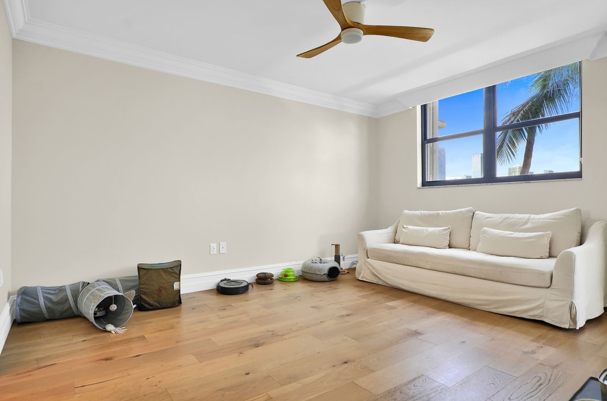 Building Photo - 801 N Venetian Dr