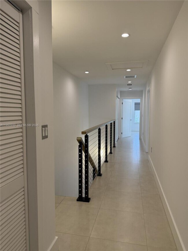 Building Photo - 540 SW 6th Ave