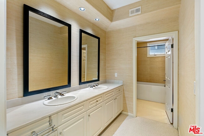 Building Photo - 6435 Zumirez Dr