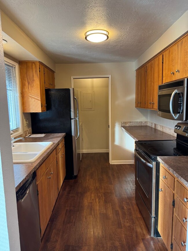 Building Photo - Cozy 2 bedroom 1 bathroom duplex in Eugene!